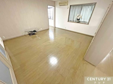 ���r���O �y2�K�@LDK15���z
�H����k�΁A�Ƒ��Ƃ̎��Ԃ���ރ��r���O�E�_�C�j���O�B
���D���ȃC���e���A�Ɉ͂܂ꂽ�Z��ԂŖ�����Ȃ���Ƒ��Ƃ̎��Ԃ���ނ��Ƃ��ł��܂��B