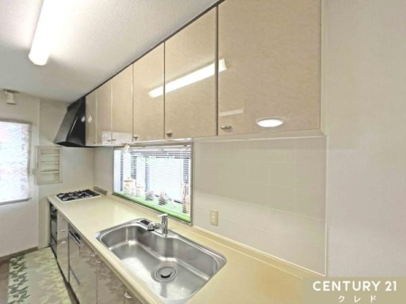 �L�b�`�� �W�����Ă��������ł���Ǖt���^�C�v�̃L�b�`���ł��B
���ʂɑ���݂��Ă��邽�߁A�̌��E���C�Ƃ��ɂ��₷���A���邭�S�n�悢��Ԃł��B