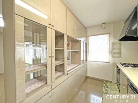 �L�b�`�� �L�b�`���ɂ͊������J�b�v�{�[�h�t���B
���C�ɓ���̐H��⒲���Ɠd�͂������A�H�i�X�g�b�N�܂ł܂Ƃ߂Ď��[�\�I