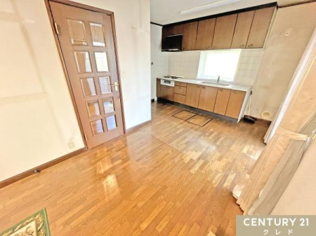 �L�b�`�� ������茳�𖾂邭�Ƃ炵�A�����������K�ɍs���܂��B
�㕔�⑫���A�����Ɏ��[��������Ă���A�H��⒲��������������Еt���܂��B