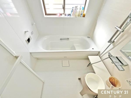 ���� �����ɂ̓X�e�b�v���݂����Ă���A���g�����y���񂾂�A���q�l�̓����T�|�[�g�ɂ��֗��B
���C�ł��鑋�A����������x����肷��A�g���₷���J�E���^�[�ȂǓ��X�̎g������ɔz���B