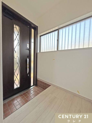 ���� �A�C�A�����̃f�U�C���K���X����ۓI�Ȍ��փh�A�B
�傫�ȍ̌�����݂������փz�[���́A�����͎��R�����������ݖ��邭�J���I�ł��I