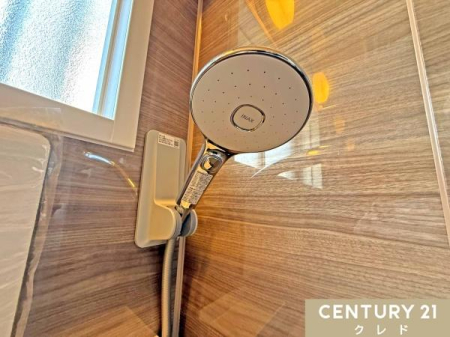 ���̑� �yINAX�̃V�����[�w�b�h�z
�傫�߂̃w�b�h�őS�g���ݍ��ނ悤�Ȑ������y���߁A�����̃o�X�^�C���������K�ɉ��o���܂��B
�������߉\�ȃX���C�h�o�[�ŁA�Ƒ��S�����g���₷���d�l�ł��B