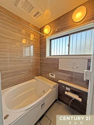 ���� ���t�H�[���ŃE�b�h���̃p�l���������������A�㎿�Ńz�e�����C�N�ȃo�X���[���ɐ��܂�ς��܂����B
��ꂽ�J���_������S�n�悢��Ԃł��B