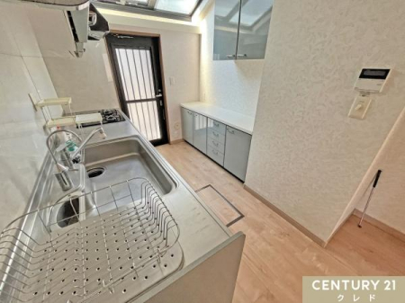 �L�b�`�� �L�b�`���w�ʂɂ͎��[���W�������I�H��E�����Ɠd�u����Ƃ��Ă͂������A��Ƒ�Ƃ��Ă��֗��ł��B
���ɂ̓S�~�o���ɕ֗��ȏ�����t���B