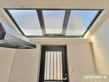 �L�b�`�� �O����̎���������ɂ����ʒu����̌��ł���̂��V���̖��́B
���C���₷���݌v�ŁA��������Ƃ�����C����ۂ��₷����Ԃł��B