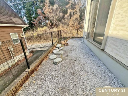 �� �|���o�������瑱������X�y�[�X�́A�z��������ǍD�I
���Ԃ��؂���Ă���A�E�b�h�f�b�L��ݒu������Ǝ��R�Ɋy���߂��Ԃł��B
�O����������̂ŃK�[�f�j���O���Ԃ̍ۂɂ��𗧂��܂��I