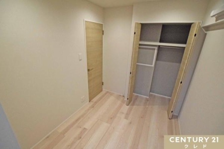 ���r���O�ȊO�̋��� �y�T�[�r�X���[��4���z
�N���[�[�b�g�t��4���̃T�[�r�X���[���B�f�X�N��u���ă��[�N�X�y�[�X�ɂ�����A��̕����ɂ�����ƁA�v���C�x�[�g�Ȏ��Ԃ��߂����̂ɂ��傤�Ǘǂ���Ԃł��B