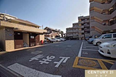  ���ԏ�A�o�C�N�u����A���]�Ԓu����L��B
�󂫂̏ꏊ��ԃT�C�Y�̐���������܂��̂ŁA����]�̏ꍇ�͂��C�y�ɂ��m�F���������܂��B