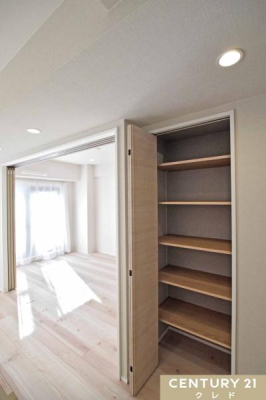 ���[ ���r���O�ɂ́A�g������̗ǂ����I�t���̎��[�������B
���ނ���p�i�A�|������ȂǁA���[���镨�ɍ��킹�ĒI�̍����𒲐��ł��܂��B���t���Ȃ̂Ő��������B�����Ƃ��ł��A�}�ȗ��q���ł����S�ł��B