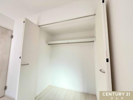 ���[ �e�����Ƀn���K�[�p�C�v�t�����[��݂��Ă��܂��B�|���邾���Ŏ��[�ł���̂ŃV���c��R�[�g�̃V�����}���₷���A�����̐g�x�x���X���[�Y�ɁB