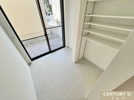 ���ʑ�E���ʏ� ���ʎ��ƂȂ���E�ߎ��ɂ͉��I������܂��B�^�I����V�[�c�A��܂̃X�g�b�N�i�Ȃǃ��l���ނ��܂Ƃ߂Ď��[�\�B�J�E���^�[��u���ăA�C������ٖD�Ȃǂ��s���X�y�[�X�ɂ��֗��I