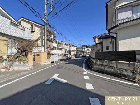 �O�ʓ��H�܂ތ��n�ʐ^ �쓌��6�������ɐڂ��Ă���A�ԓ��m�̂���Ⴂ�⒓�Ԃ����₷���݌v�ł��B