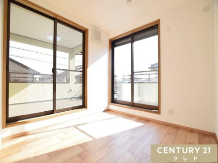 �m�� �y�m��4.5���z
���Ɠ��2�ʂɂ���傫�ȑ�����A�g���ȗz������������4.5���̗m���B�ǂ���̑�������o���R�j�[�֏o����ł��A�J�������ӂ���Ԃł��B