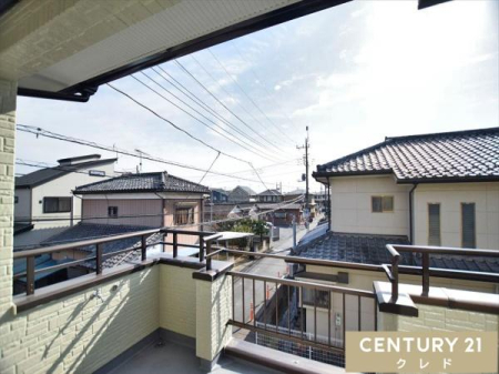 �Z�˂���̒��]�ʐ^ ���Z�܂��o���R�j�[����̒��]�ł��B
�z������̗ǂ��Z��X�G���A�̃o���R�j�[����́A���ꂽ���ɂ͐X�ƍL�����𒭂߂邱�Ƃ��ł��܂��B