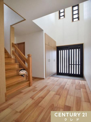 ���� �V�䂪�����L�т₩�ȋ�Ԃ��L���鐁�������ցB�؂̉������������t���[�����O�ƃ��_���Ȉ����˂����a�����㎿�ȋ�Ԃł��B�����Ղ���[�ł���V���[�Y�{�b�N�X���������A���֎���������������ۂĂ܂�