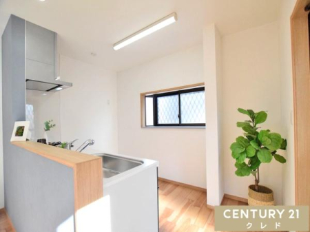 �L�b�`�� �O���[�̃A�N�Z���g�N���X���f����A�X�^�C���b�V���ȑΖʎ��L�b�`���B
���邢�z�˂����������ޑ��t���̃L�b�`���ŁA�茳�����邭���C���X���[�Y�ɍs���܂��B