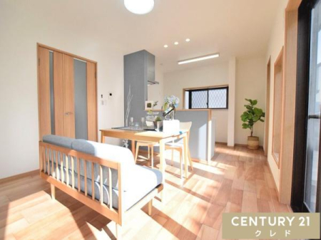 ���r���O �yLDK19.5���z
�Ƒ����W�܂�LDK�͂�Ƃ��19.5���B
���D���ȃC���e���A�Ɉ͂܂ꂽ�Z��ԂŖ�����Ȃ���Ƒ��Ƃ̎��Ԃ���ނ��Ƃ��ł��܂��B