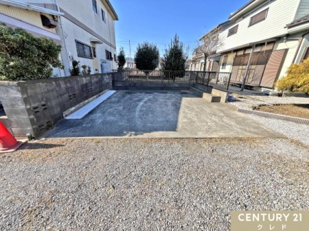 ���ԏ� �J�[�X�y�[�X��2�䕪���m�ہB
�R���N���[�g�ŕܑ�����A�J�̓��ł��ʂ���܂��ԓ��̂��ꂢ���ێ��ł��܂��B
���ӊ����܂߂Ă��ē����܂��I