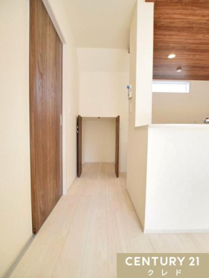 �L�b�`�� �L�b�`���̂������΂ɁA�g������̗ǂ����[��z�u���܂����B
�p���g���[�Ƃ��ĐH�i�̃X�g�b�N��u������A�|���p������܂�����Ƒ��ړI�ɗ��p�ł��܂�