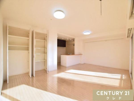 ���r���O �yLDK17.1���z
�ؖڒ��̃i�`���������r���O�B
���D���ȃC���e���A�Ɉ͂܂ꂽ�Z��ԂŖ�����Ȃ���Ƒ��Ƃ̎��Ԃ���ނ��Ƃ��ł��܂��B