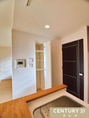 ���[ �yLDK���[�z
���Ƒ����L�Ŏg������[�X�y�[�X�B
���Օi�̃X�g�b�N��|���p�i�A�G�ߊO�̉Ɠd�̎��[�Ȃǂɂ����g�����������܂��B