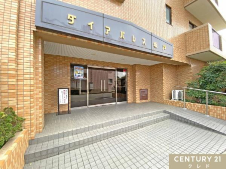 �G���g�����X �|���̍s���͂����Y��ȃG���g�����X�B����ɂ������ȓ����͊Ǘ��l���񂪂���̂Ŗh�Ɩʂ����S�ł��B
�I�[�g���b�N�E�h�ƃJ�����t���̃}���V�����ł��B