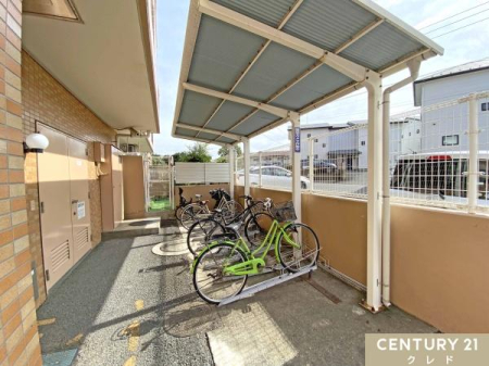 ���̑����p�� �y���֏�E�o�C�N�u����z
�ʋ΁E�ʊw�Ȃǂł��g���̂��Ƒ��������p���������܂��B
�����̕t�������փX�y�[�X�͉J�Ȃǂɂ��K���玩�]�Ԃ����܂��B