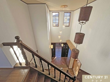 ���̑����� ���փz�[���㕔�͊J���I�Ȑ������ɂȂ��Ă���A��������_�炩�Ȏ��R�����~�蒍���܂��B
�V�[�����O�t�@����y���_���g���C�g�ȂǁA�C���e���A�ɂ�������肽���Ȃ�A�����̂����Ԑ݌v�����͂ł��B