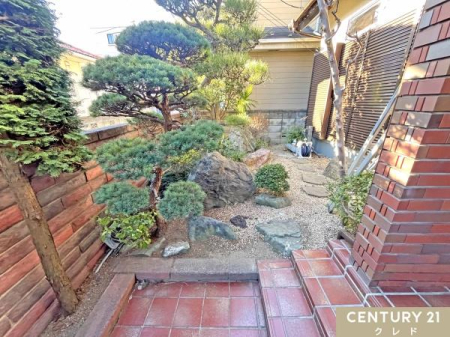 �� �A������Ă���A�G�߂̉Ԃ�A������A���X�̕�炵�ɍʂ��Y���邨��t���B
�O�������ݒu����Ă���̂ŁA�����E���|���ɂ��֗��ł��B