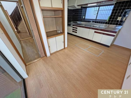 ���r���O �y�L�b�`��8���z
���g�����_���ȕ��͋C�̃L�b�`���X�y�[�X�B
���t���Ŋ��C�����₷���A���邭�������̂����Ԃŗ������y���߂܂��B