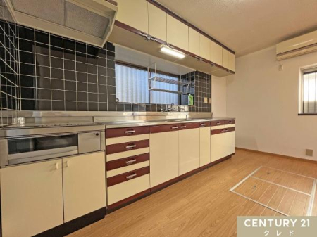 �L�b�`�� ���̃^�C������Ԃ��������߂�A�V�b�N�ŗ������������͋C�̃L�b�`���B
�㉺�̎��[�ɉ����A�������[�Ȃǎ��[���[���I��ƃX�y�[�X���L���m�ۂ���Ă���A�����̗������y�����Ȃ肻���ł��B