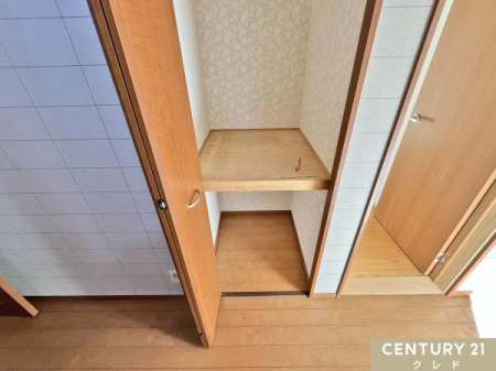 ���[ �y�L�����[�z
����g���̏�������|���p��A�G�ߕ��̉Ɠd�܂ŕ��L���p�r�̕������[�ł��܂��B
�L�����[�����܂����p���邱�ƂŁA�Z�܂��S�̂̐��������₷���Ȃ�A���K�ȕ�炵�ɂȂ���܂��B