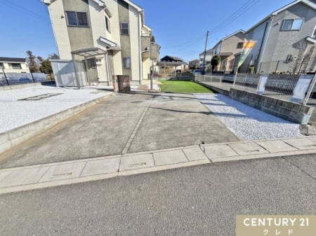 ���ԏ� 2����߂邱�Ƃ̂ł��钓�ԏ�́A�X�y�[�X���L���Ƒ��̎Ԃ◈�q���]�T�������Ē��ԉ\�B
�o��������K�Ō����I�ɃX�y�[�X���g���܂��B