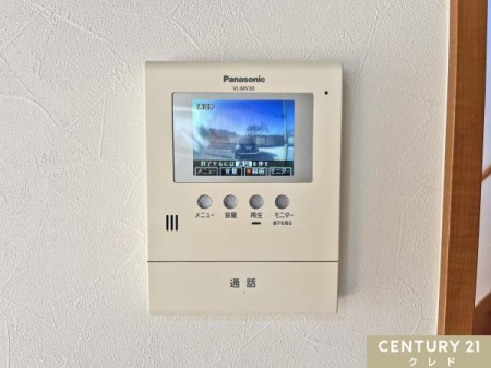 ���̑� �yTV���j�^�[�t���C���^�[�z���z
���ւ��J����O�ɉf���E�����ő�����m�F�ł��A�h�Ɩʂɔz���B���q�l�̂�����Ԃ�P�g�̕��ɂ��S�����ݔ��ł��B
���r���O���烏���^�b�`�ŉ��΂ł��܂��B