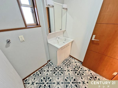 ���ʑ�E���ʏ� ���ʉ��ϑ��V�K�����I
���[�X�y�[�X�␅���A�~���[�Ȃǂ̏[���̋@�\���A�|�������₷���݌v�ŉq���I�Ȋ����ێ����₷���Ȃ�܂��B