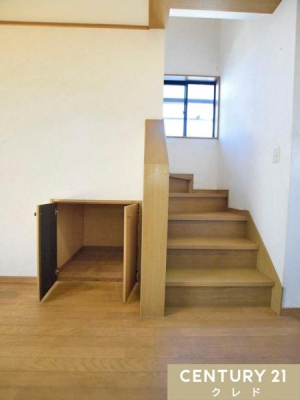 ���[ �K�i���̃f�b�h�X�y�[�X��L�����p�������[�ł��B�|���@����p�i�̃X�g�b�N�ȂǁA�������̏o����̂��B���ăX�b�L�����[�ł��܂��B