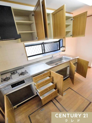 �L�b�`�� �L�b�`���̓i�`�������Ȗؖڒ��̔����D�������͋C�����o�B�㉺�ɖL�x�Ȏ��[�X�y�[�X������A��������H�����������Еt���܂��B