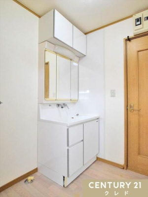 ���ʑ�E���ʏ� ���̗��ɂ����Ղ�̎��[�X�y�[�X��������O�ʋ��^�C�v�̐��ʉ��ϑ�B�U�炩�肪���ȏ�������������Еt���A�����ȋ�Ԃ�ۂĂ܂��B