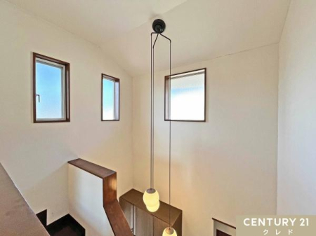 ���� ���փz�[���̏㕔�͐��������ɂȂ��Ă���A�h�A���J�����u�ԂɈ��|�I�ȊJ�������������܂��B
�y���_���g���C�g���A�N�Z���g�ɂȂ��Ă���A�Ƃ̊�ł��錺�ւ��؂₩�ɉ��o�B