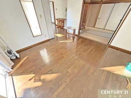 ���r���O �yLDK16.5���z
�����J���邱�ƂŁALDK�Ɨאڂ���a������̂̋�ԂƂ��Ă��L���g���܂��B
�ǂ̉Ƌ�ɂ��}�b�`���₷���i�`�������ȓ����B