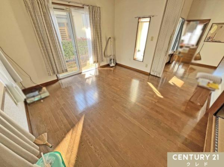 ���r���O �yLDK16.5���z
�|���o�������炽���Ղ�Ɨz�˂������荞�ޓ�����̌e���̏�B
�Ƒ��c���̎��Ԃ��������Ɖ߂����閾�邢��Ԃł��B