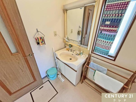 ���ʑ�E���ʏ� ���ʑ䉺�̎��[�ɉ����A�����ɂ͏������[�B��܂̃X�g�b�N��|������Ȃǂ���������ƕЕt���邱�Ƃ��ł��A���������o�ɂ����H�v������Ă��܂��B