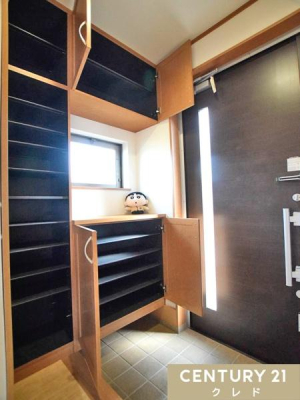 ���� �R�̎��^�̑�^�V���[�Y�{�b�N�X���t�������ցB
���Ƒ��S�����̌C�������Ղ�Ǝ��[�ł���̂ŁA���֎��肪������������ƕЕt���܂��B