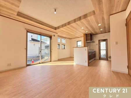 ���r���O �yLDK15.62���z
�ؖڒ��̐܂�グ�V�䂪�A�N�Z���g�́A��������15.62��LDK�B�_�E�����C�g���������ꂽ��Ԃ����o���܂��B�z���������Ղ蒍���A���邭�J���I�Ȓc���̏�ł��B