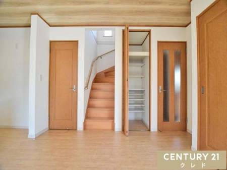 ���r���O �u�������܁v�u��������v�Ƒ��̃R�~���j�P�[�V���������R�Ɛ��܂�郊�r���O�K�i���̗p�B
�K�i���ɂ͕֗��Ȏ��[�X�y�[�X���������A�|���p�����p�i���X�b�L�����[�ł��܂��B