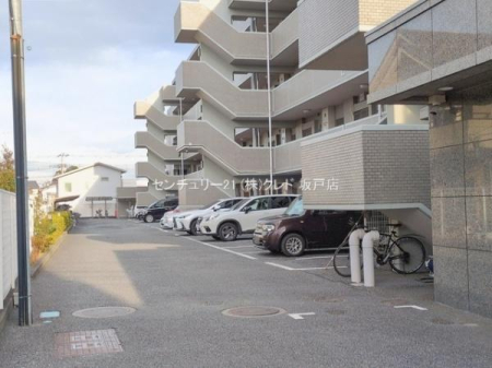  ���ԏ�A���֏�A�o�C�N�u����L��B
�󂫂̏ꏊ��T�C�Y�̐���������܂��̂ŁA����]�̏ꍇ�͂��C�y�ɂ��m�F���������܂��B