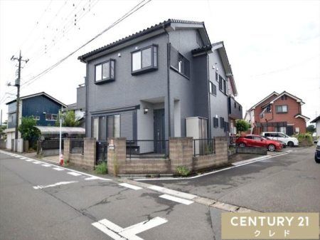 �O�ʓ��H�܂ތ��n�ʐ^ ����6���A�k��5.4���̓��H�ɖʂ����J���I�Ȋp�n�B
�g���ȗz�˂��Ƒu�₩�ȕ��������Ղ����A������S�n�悭�߂�����Z�܂��ł��B