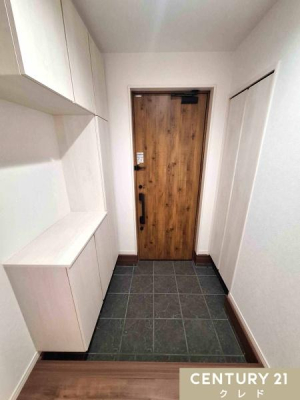 ���� ����f�U�C���ɖؖڒ��̃h�A���A�N�Z���g�ƂȂ錺�ցB
�V���[�Y�{�b�N�X�ƃx�r�[�J�[��A�E�g�h�A�p�i�Ȃǂ��X�b�L���Еt�����[�t���B