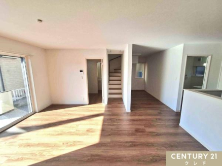 ���r���O �yLDK20.91���z
�Ƒ��Ǝ��R�Ɋ�����킹��݌v�̑Ζʎ��L�b�`���ƃ��r���O�K�i�̗p�B
�Ƒ��̌q�������ނ��Ƃ��ł��܂��B